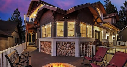 8 Bedrooms + Master Suite w/ Lake Views! Large Game Room! Movie Theater! HOT TUB! Gourmet Kitchen! Pet Friendly 🐾! Walking Distance to Big Bear Village - Restaurants - Shopping & Entertainment!