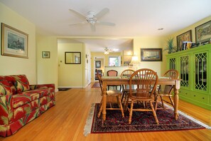 Dining - Paradise Valley Cottage 1 mile From Second Beach (Middletown)