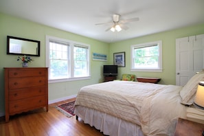 3 bedrooms, iron/ironing board, free WiFi, bed sheets - Paradise Valley Cottage 1 mile From Second Beach (Middletown)