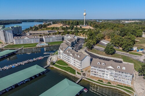 Elegant Lakefront Parkview Bay Condo Near Pool Gorgeous State Park Views, Wi-Fi