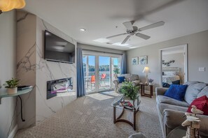 Televisor, llar de foc, reproductor de DVD i estèreo 