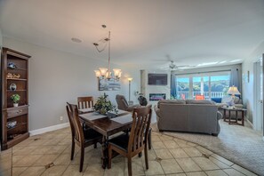 Televisor, llar de foc, reproductor de DVD i estèreo 