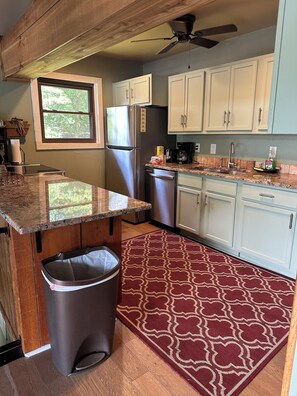 Fridge, microwave, oven, stovetop - Stan's Lake Hamilton II, MainChannel, Kayaks, Fire Pit, Swim/Boat Dock, Pontoon (Hot Springs)