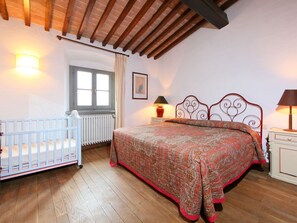 4 bedrooms, travel cot, free WiFi - Private Villa with WIFI, private pool, TV, balcony, pets allowed, panoramic view, close to Arezzo (San Pancrazio)