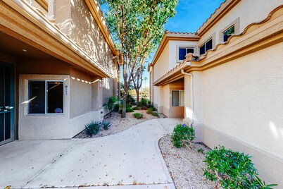 Lakefront condo with private washer/dryer, central AC & heated pool