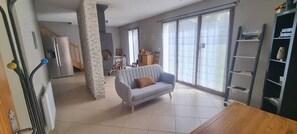 Fernseher, Kamin, Videospiele, DVD-Player