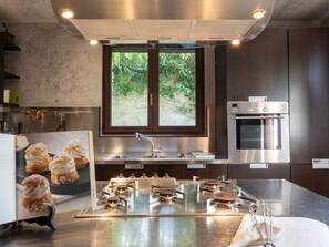 Ovn, oppvaskmaskin og fryser