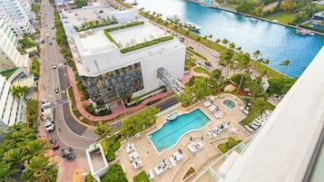 Una piscina techada, una piscina al aire libre