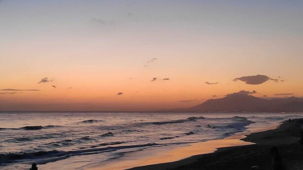 A beach scene with waves and a clear sky. - With garden very close to the beach IN COSTABELLA BETWEEN KAPAS AND MONTEROS (WIFI) (Marbella)