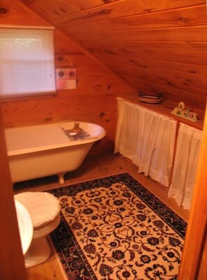 Een haardroger, handdoeken