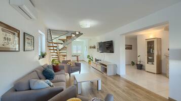 Smart TV, DVD player, books, stereo