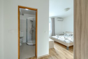 5 bedrooms, iron/ironing board, WiFi, bed sheets