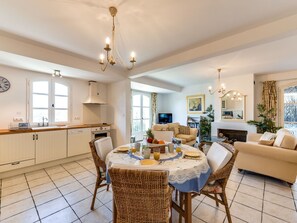 Dining - Wonderful  villa for 4 guests with WIFI, TV, terrace and panoramic view (Grimaud)