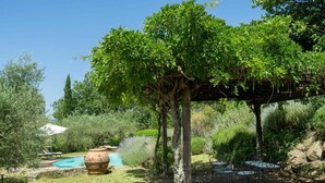 A garden with a pool, outdoor furniture, and a pergola. - Beautiful private villa with private pool, WIFI, A/C, TV and balcony, close to Florence (Pontassieve)