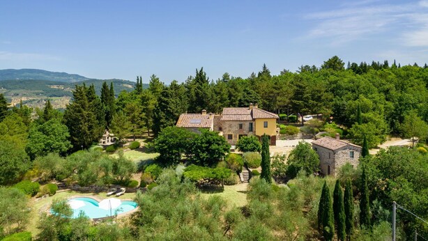 A villa with a swimming pool, surrounded by lush greenery and hills. - Beautiful private villa with private pool, WIFI, A/C, TV and balcony, close to Florence (Pontassieve)