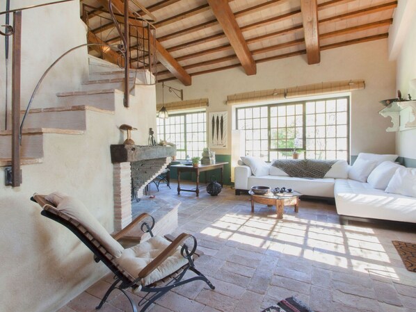 Televisión, chimenea