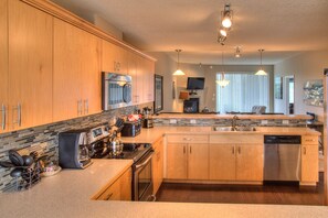 Kylskåp, mikrovågsugn, ugn och spishäll