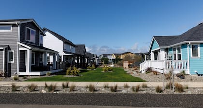 Feelin Beachy - Oyhut Bay Seaside Village