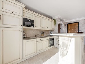 Microwave, oven, dishwasher, toaster - Nice apartment for 4 people with A/C, WIFI, pool, TV and terrace (Cavalaire-sur-mer)