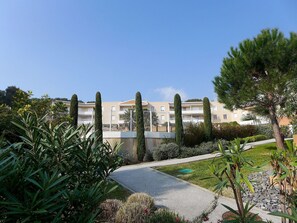 Property grounds - Cosy apartment for 4 people with A/C, WIFI, pool, TV and terrace (Cavalaire-sur-mer)