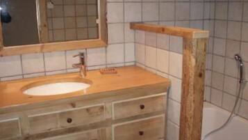 Een bad, een haardroger, handdoeken, zeep