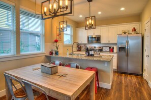 Fridge, microwave, oven, stovetop - Sea Stars & Stripes Beach Cottage - Oyhut Bay Seaside Village (Ocean Shores)