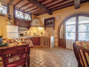 Oven, dining tables - Beautiful apartment in villa with pool, WIFI, TV, terrace and pets allowed, close to San Gimignano (Poggibonsi)