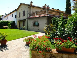 Property grounds - Beautiful apartment in villa with pool, WIFI, TV, terrace and pets allowed, close to San Gimignano (Poggibonsi)