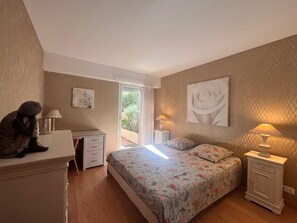 2 bedrooms, in-room safe, desk, iron/ironing board