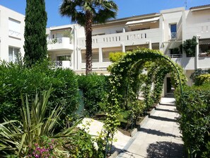 Property grounds - Luxury apartment rental, with large terrace & garden, direct access to the pool (Cannes)