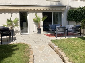 Outdoor dining - Luxury apartment rental, with large terrace & garden, direct access to the pool (Cannes)