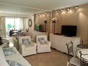 Flat-screen TV, DVD player, stereo