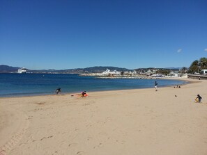 Beach nearby - Luxury apartment rental, with large terrace & garden, direct access to the pool (Cannes)