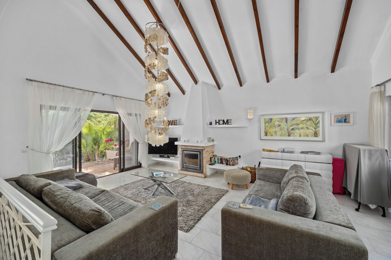 Smart TV, chimenea, videojuegos y reproductor de DVD 