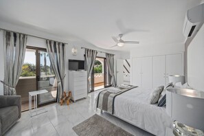 4 bedrooms, in-room safe, desk, iron/ironing board