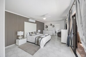 4 bedrooms, in-room safe, desk, iron/ironing board