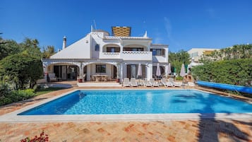 Lämmitetty uima-allas