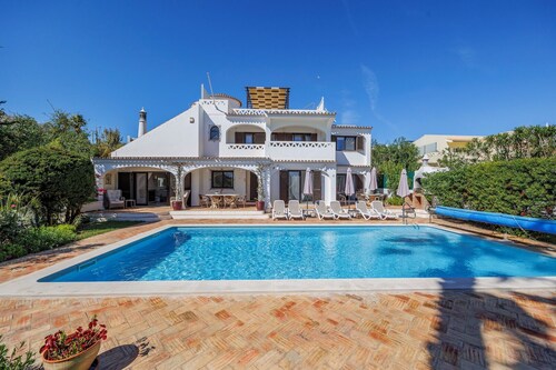 Luxury Villa, Sea Views, Very Close to Beach & Restaurants, Heatable Pool.