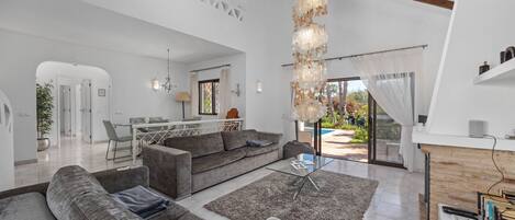 TV connectée, cheminée, jeux vidéo, lecteur de DVD