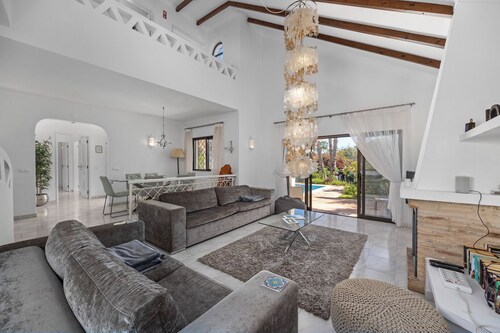 Luxus-Villa, in unmittelbarer Nähe zum Strand + Restaurants, WI-FI, beheizbarer Pool.