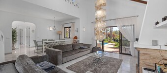 Luxury Villa, Sea Views, Very Close to Beach & Restaurants, Heatable Pool.