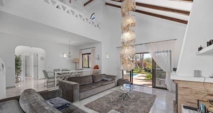 Luxus-Villa, in unmittelbarer Nähe zum Strand + Restaurants, WI-FI, beheizbarer Pool.