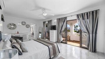 4 makuuhuonetta, tallelokero huoneessa, työpöytä, silitysrauta/-lauta