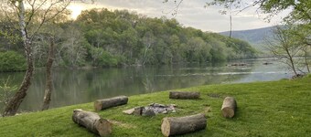 Riverfront maalaistalo vuoristomaisemat, poreallas, takka, kuisti, WIFI