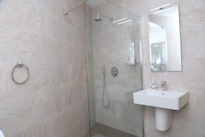 Duschwanne, Haartrockner, Bidet, Handtücher