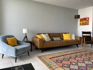 Smart TV, DVD player, books, stereo