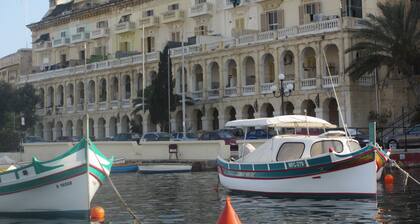 Water's edge apartment with stunning 180 degree historic harbour views