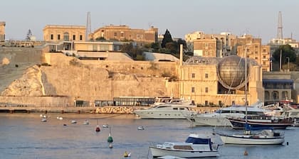 Water's edge apartment with stunning 180 degree historic harbour views