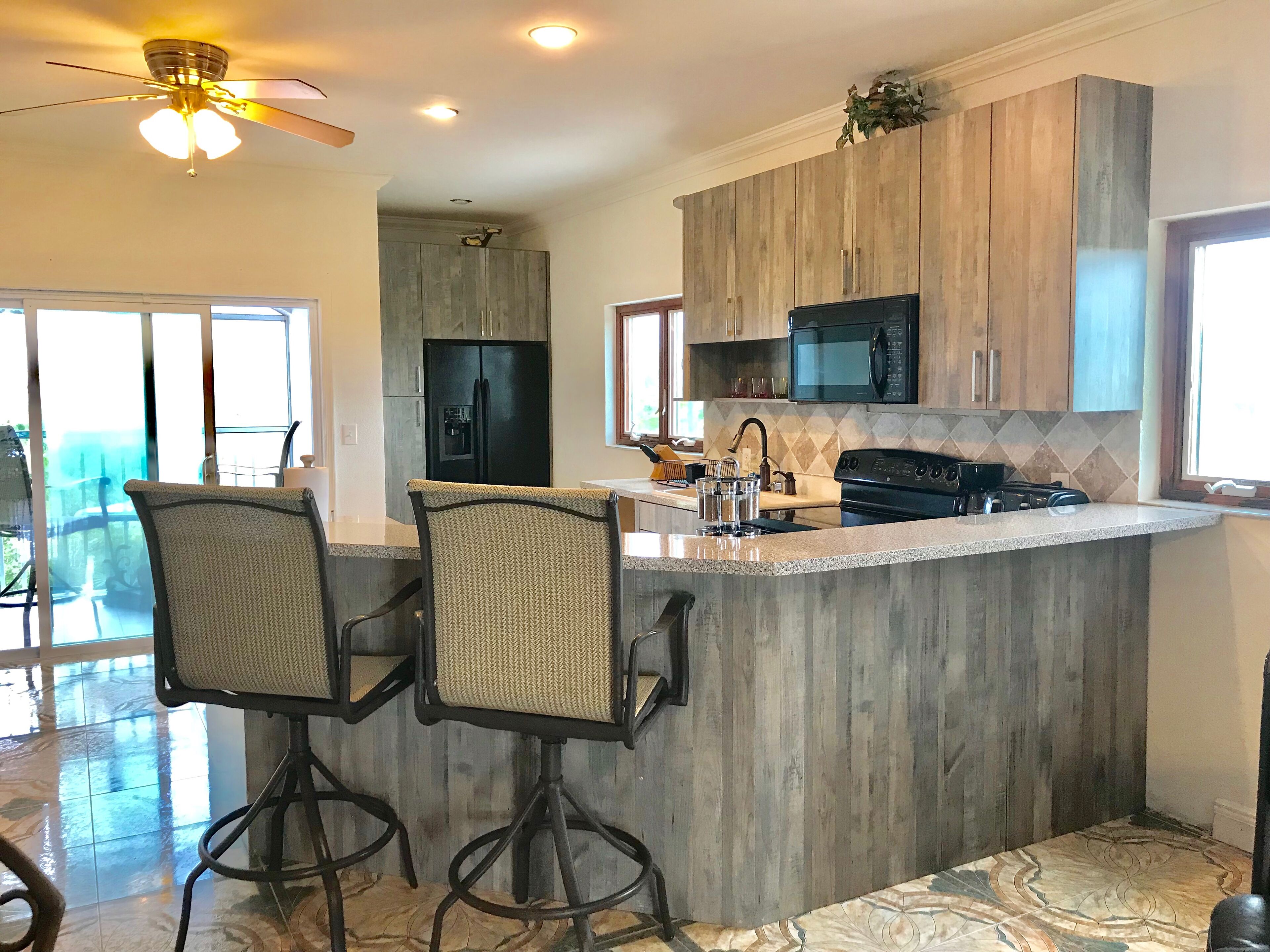 Frigorífico, microondas, horno y placa de cocina