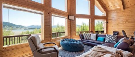 Televisión y chimenea